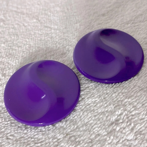 Vintage Round Purple Textured Clip On Earrings - Picture 5 of 9